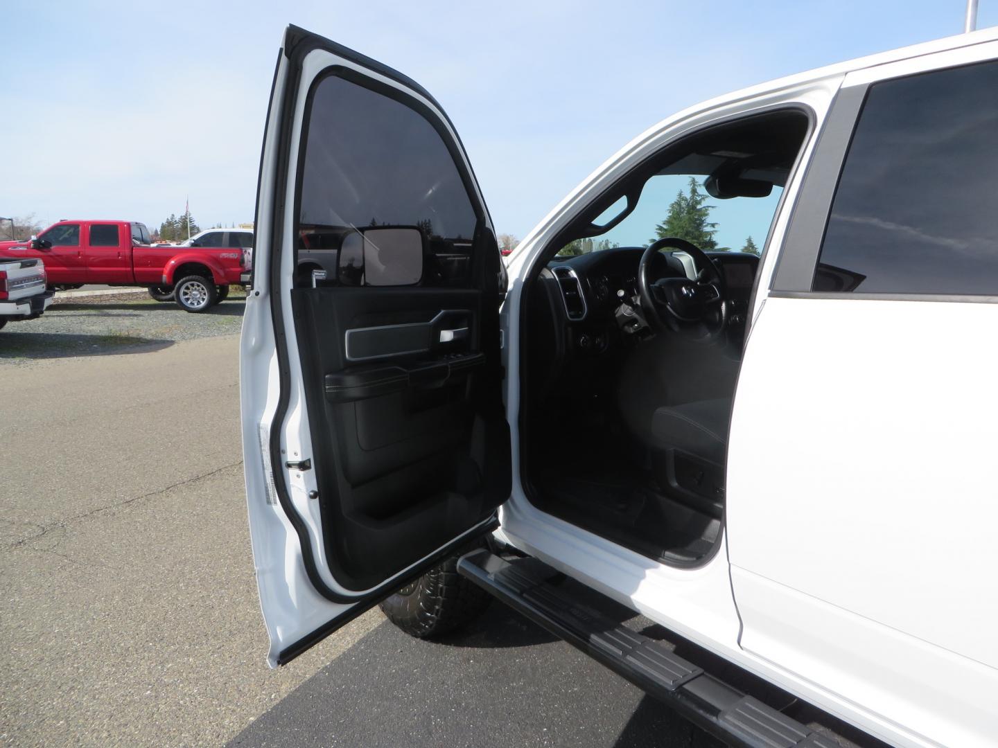 2022 White RAM 3500 Big Horn Crew Cab LWB 4WD (3C63R3HL9NG) with an 6.7L L6 OHV 24V TURBO DIESEL engine, 6A transmission, located at 2630 Grass Valley Highway, Auburn, CA, 95603, (530) 508-5100, 38.937893, -121.095482 - Photo#13